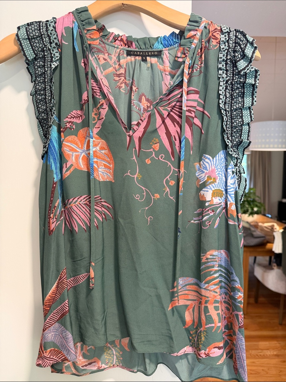 Caballero like new size small Green Floral Ruffle-Sleeve Womens Top